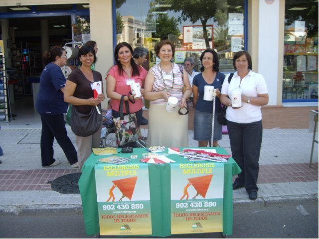 Grupo de voluntarias colaborando Grupo de voluntarias colaborando